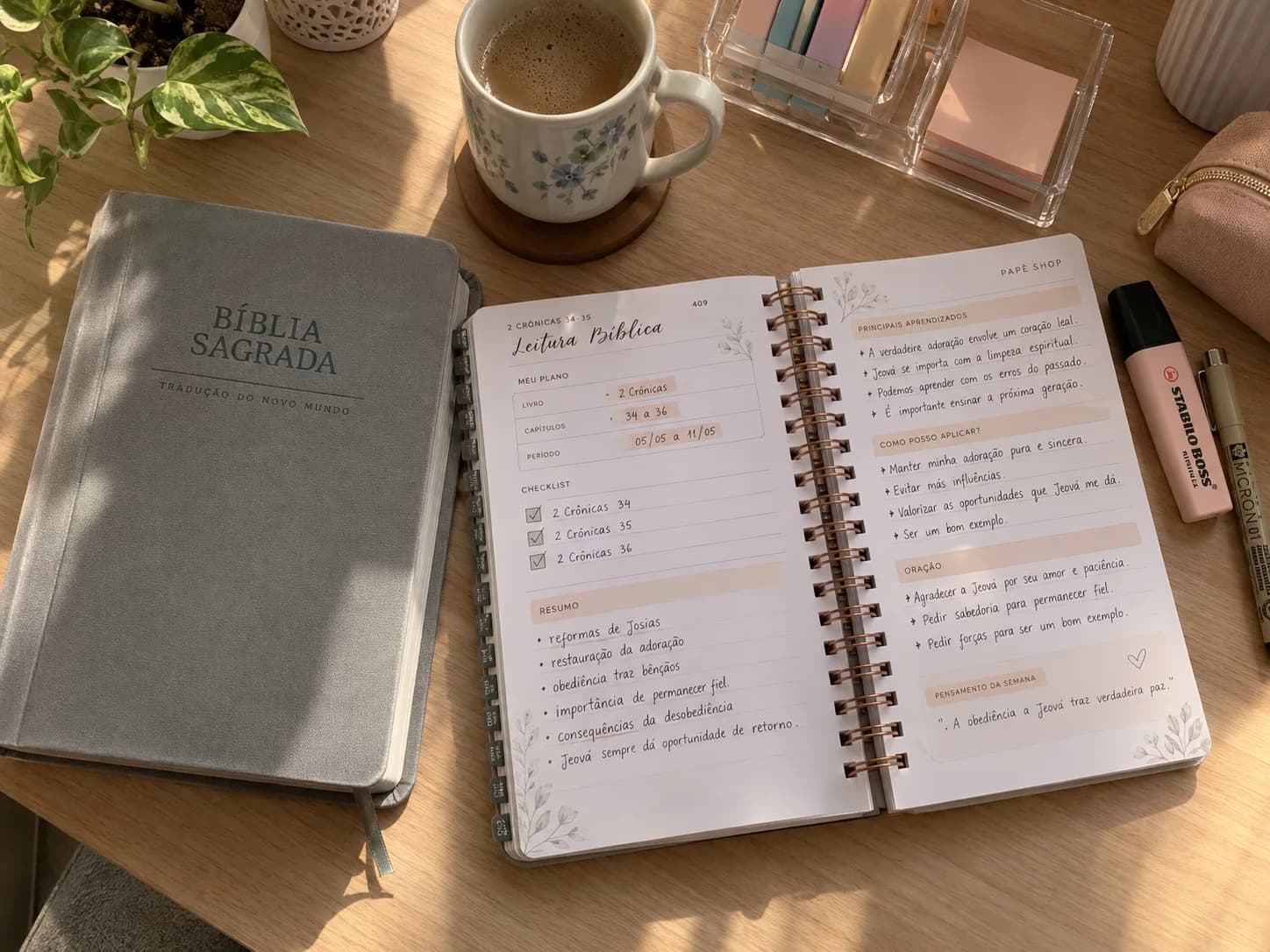 Materiais de papelaria e planners para organização do estudo pessoal bíblico.